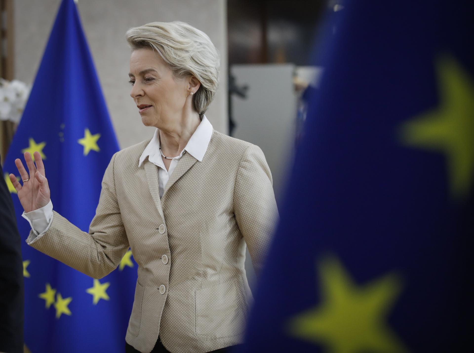 Bruselas (Bélgica), 22/02/2023.- La presidenta de la Comisión Europea, Ursula von der Leyen, llega para presidir la reunión universitaria semanal de la Comisión Europea en Bruselas, Bélgica, el 22 de febrero de 2023. (Bélgica, Bruselas) EFE/EPA/OLIVIER HOSLET