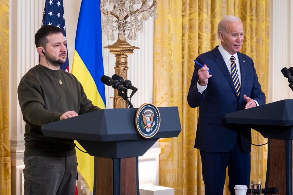 El presidente de EE.UU., Joe Biden (d), habla junto a su homógolo ucraniano,Volodímir Zelenski, en una fotografía de archivo. EFE/Jim Lo Scalzo
