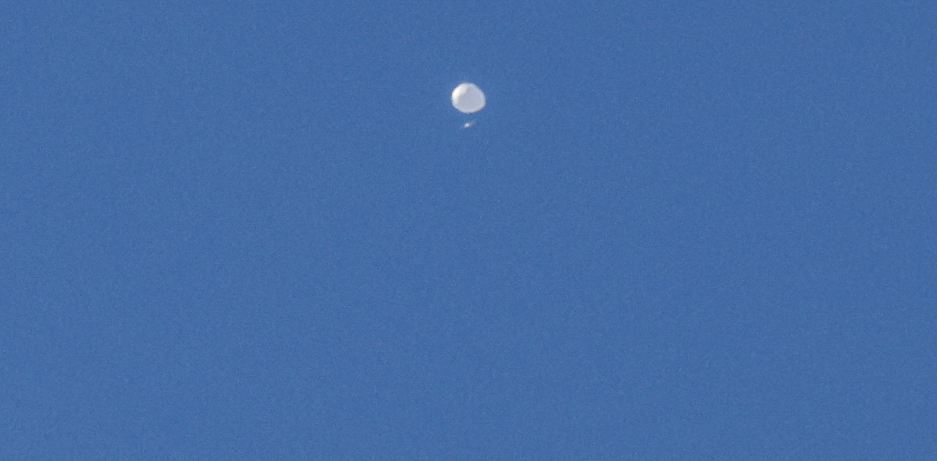Vista del globo espía de China en cielos de EE.UU., el 4 de febrero de 2023. EFE/Nell Redmond