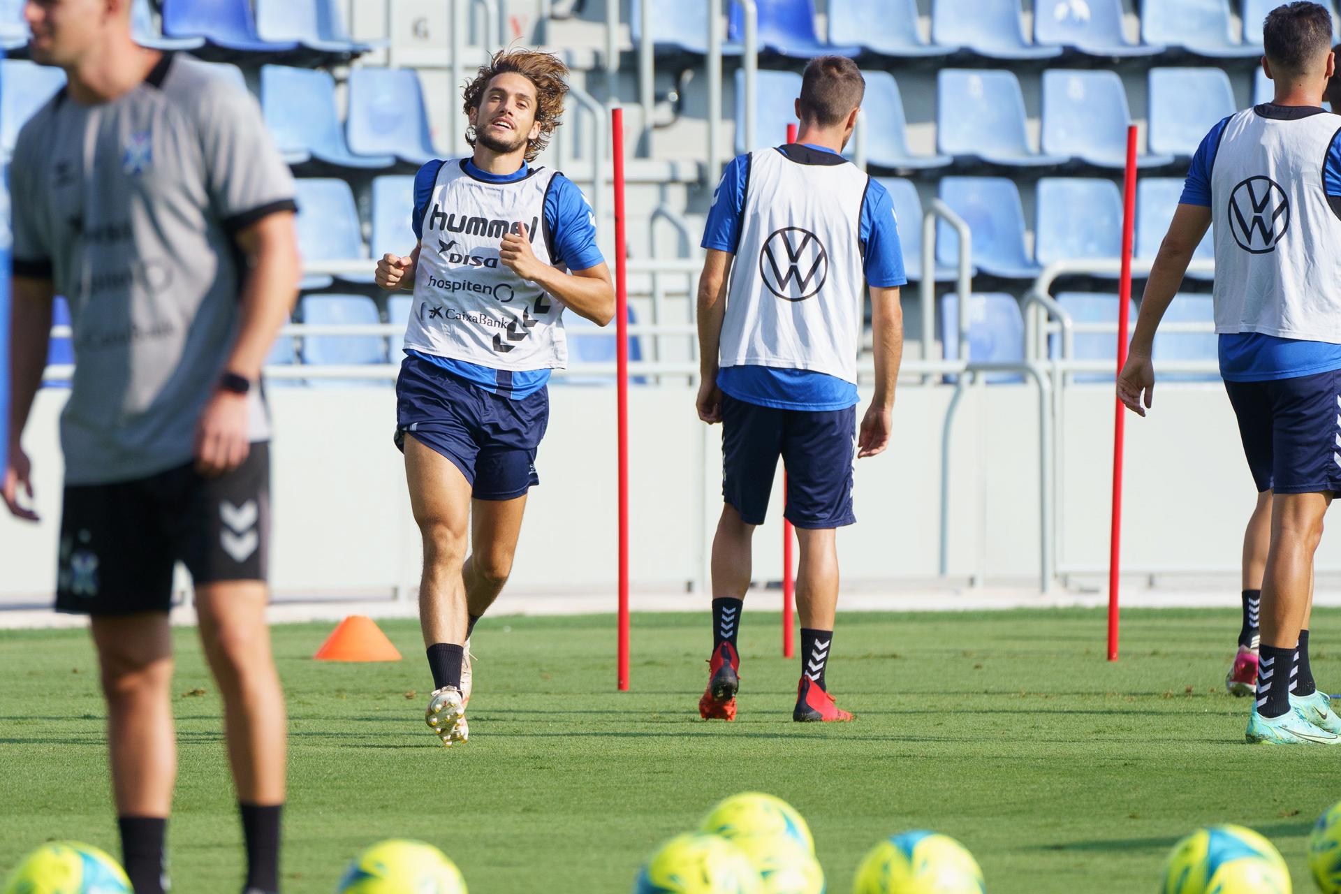 Foto de archivo del jugador del CD Tenerife Álex Corredera (2i), durante un entrenamiento. EFE/Ramón de la Rocha