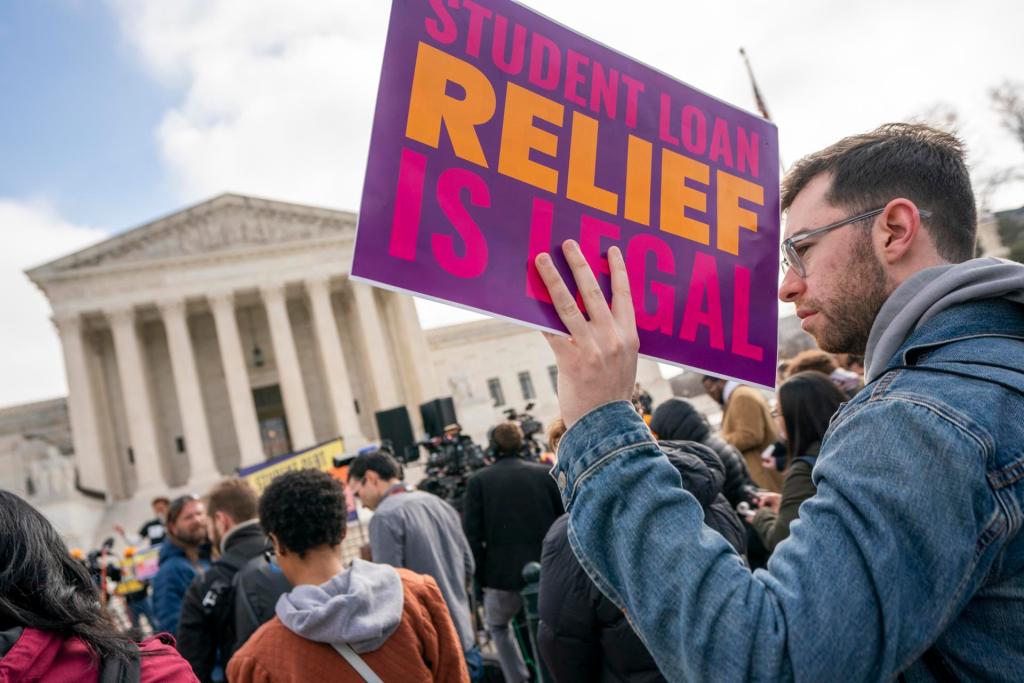 Los activistas del alivio de la deuda estudiantil se reúnen a las afueras del Tribunal Supremo de Estados Unidos, en Washington, este 28 de febrero de 2023. EFE/EPA/Shawn Thew

