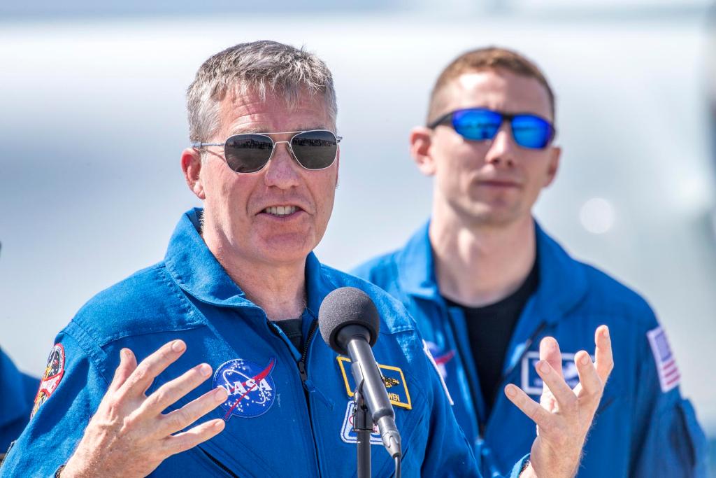 El astronauta estadounidense Stephen Bowen, comandante de la misión Crew-6, habla en el Centro Espacial Kennedy, en Florida (EE.UU.), este 21 de febrero de 2023. EFE/EPA/Cristóbal Herrera-Ulashkevich
