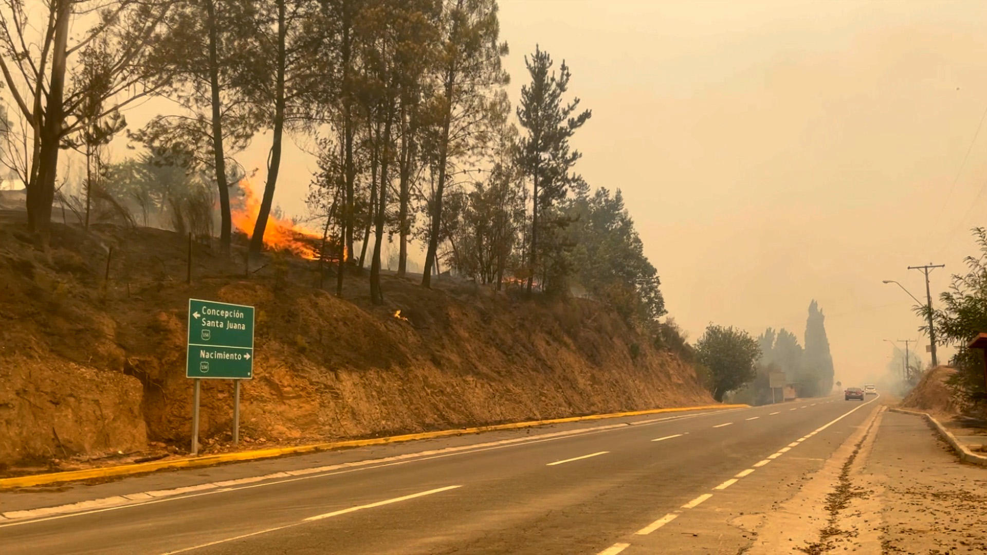 Fotografía de los incendios que afectan las regiones de Biobío y Ñuble (Chile), el 3 de enero de 2023. EFE/ Javier Conce