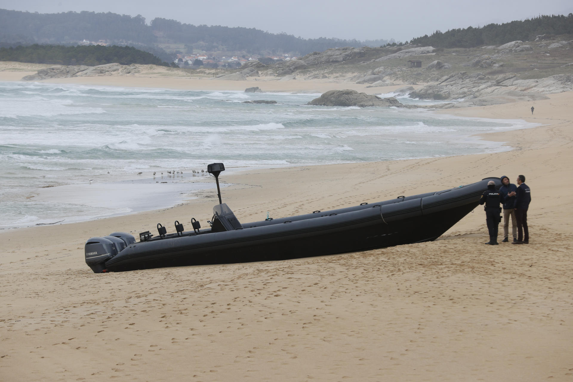 Una de las lanchas que han encontrado esta mañana en las playas de A Coruña. A primera hora de la mañana de este miércoles se detectaron dos embarcaciones similares varadas en playas de la costa de Ribeira.EFE/ Lavandeira