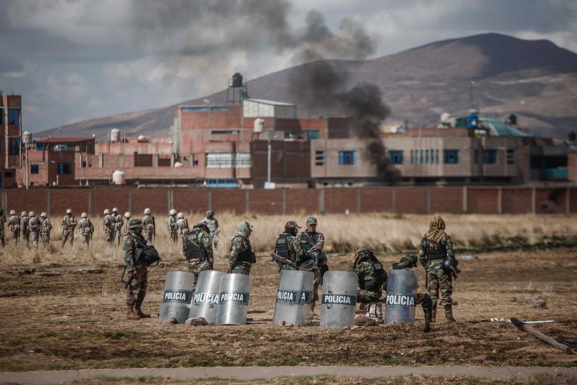 Policías y militares resguardan las inmediaciones del aeropuerto de Juliaca, en Juliaca (Perú), frente a las protestas antigubernamentales. EFE/Aldair Mejía