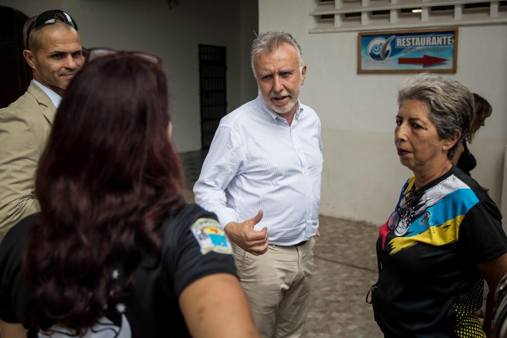 El presidente de Canarias, Ángel Víctor Torres (c), habla con varias personas durante un recorrido por las instalaciones de la Unión Canaria, en La Guaira (Venezuela). EFE/Miguel Gutiérrez

