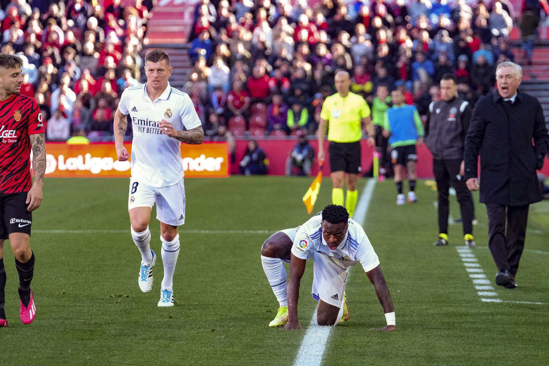 El delantero brasileño del Real Madrid, Vinícius Jr (c) durante el Partido de La Liga que jugaron el Mallorca y el Real Madrid en el estadio de Son Moix. EFE/ Sergio G. Cañizares