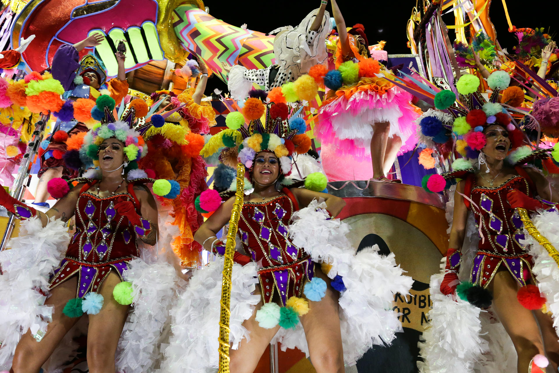 Fotografía de archivo de los bailes realizados por escuelas durante la celebración de una edición del carnaval de Río de Janeiro (Brasil). EFE/André Coelho