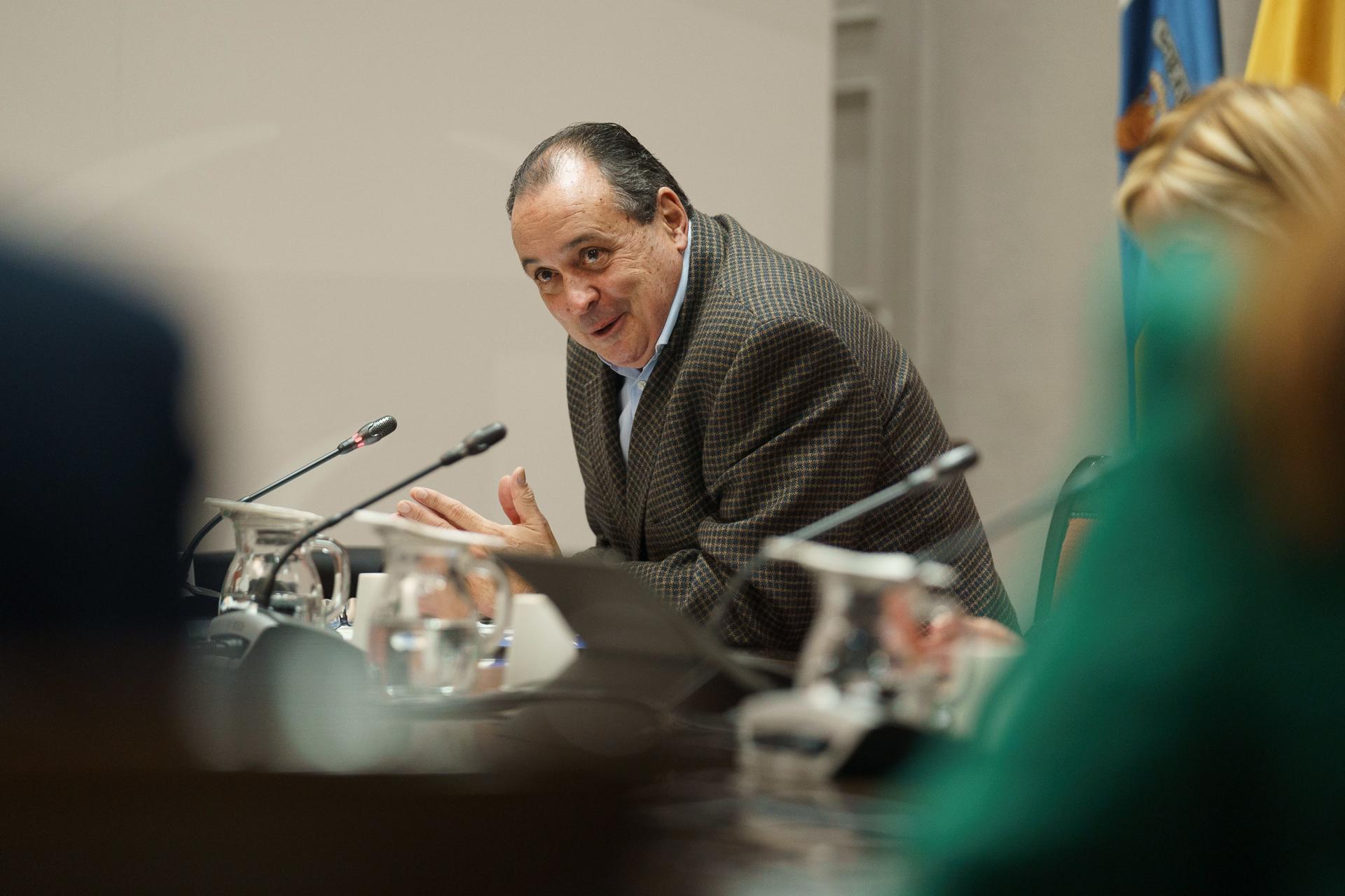 El consejero de Sanidad del Gobierno de Canarias, Blas Trujillo, compareció este lunes en la comisión de Sanidad del Parlamento de Canarias. EFE/Ramón de la Rocha