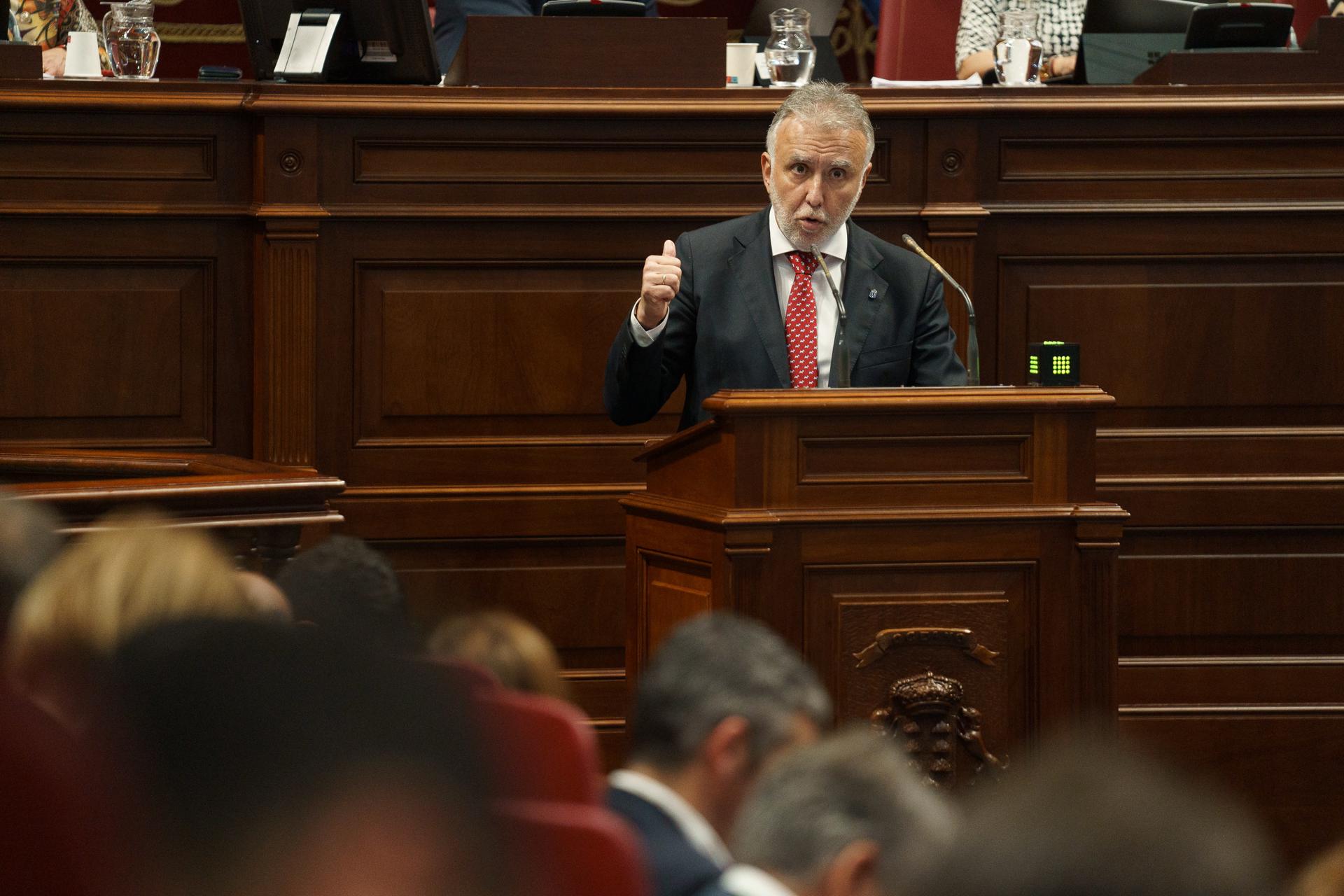 El presidente de Canarias, Ángel Víctor Torres, se dirige al Parlamento en la apertura del último debate sobre el estado de la nacionalidad de esta legislatura. EFE/Ramón de la Rocha