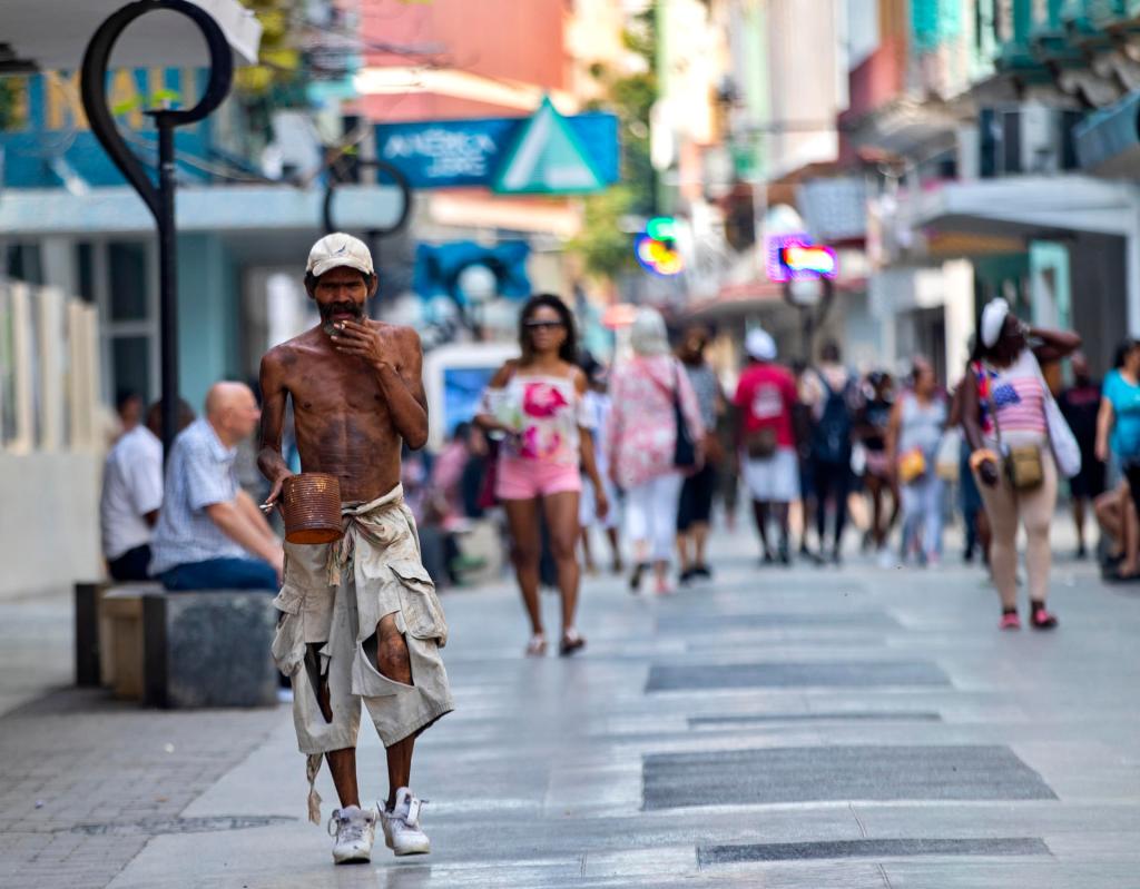 Transeúntes caminan por una calle de La Habana, el 24 de febrero de 2023, en Cuba. EFE/Ernesto Mastrascusa
