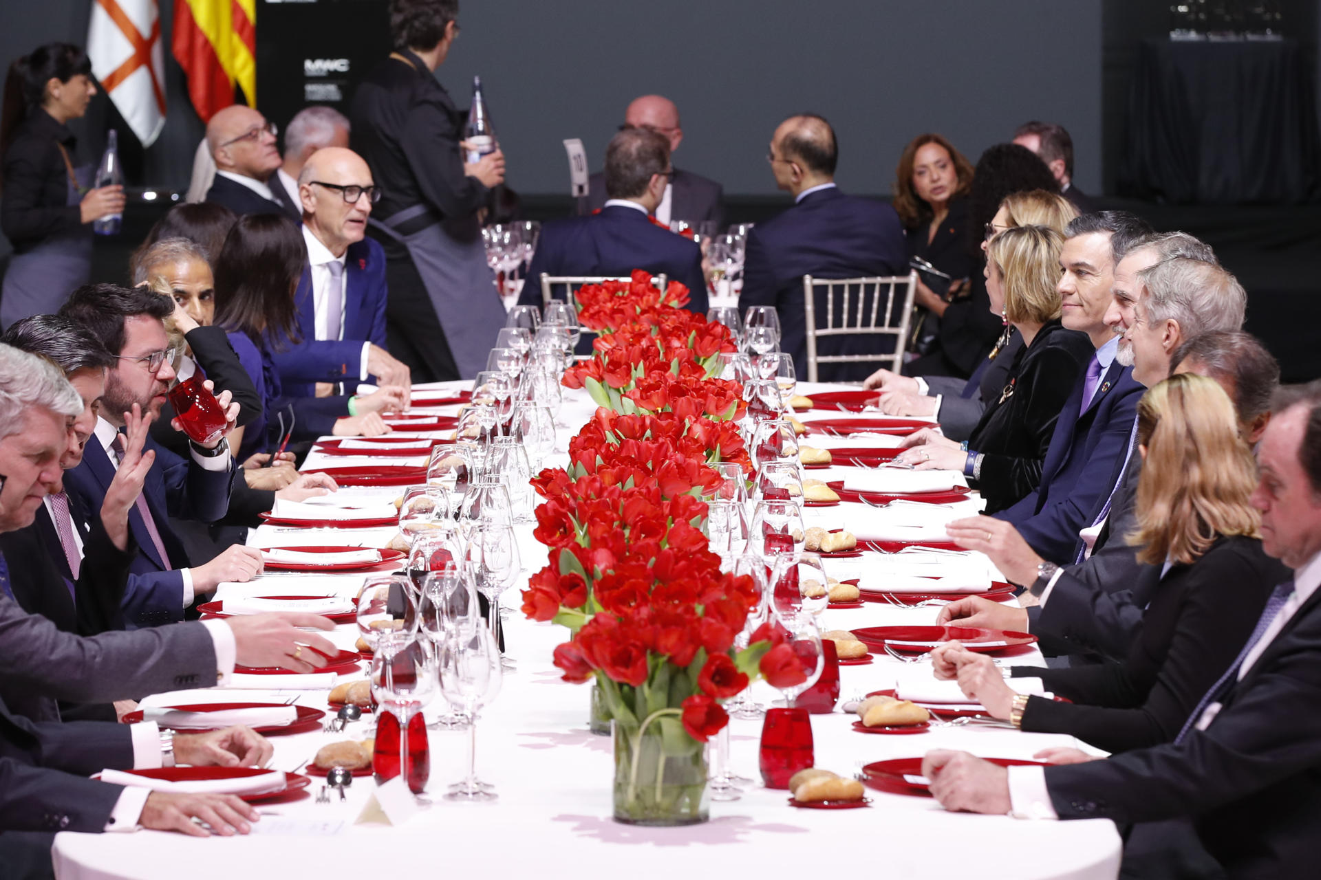 El rey Felipe VI (5d), acompañado por el presidente del Gobierno Pedro Sánchez (6d), entre otros, preside la cena oficial del Mobile World Congress de Barcelona.