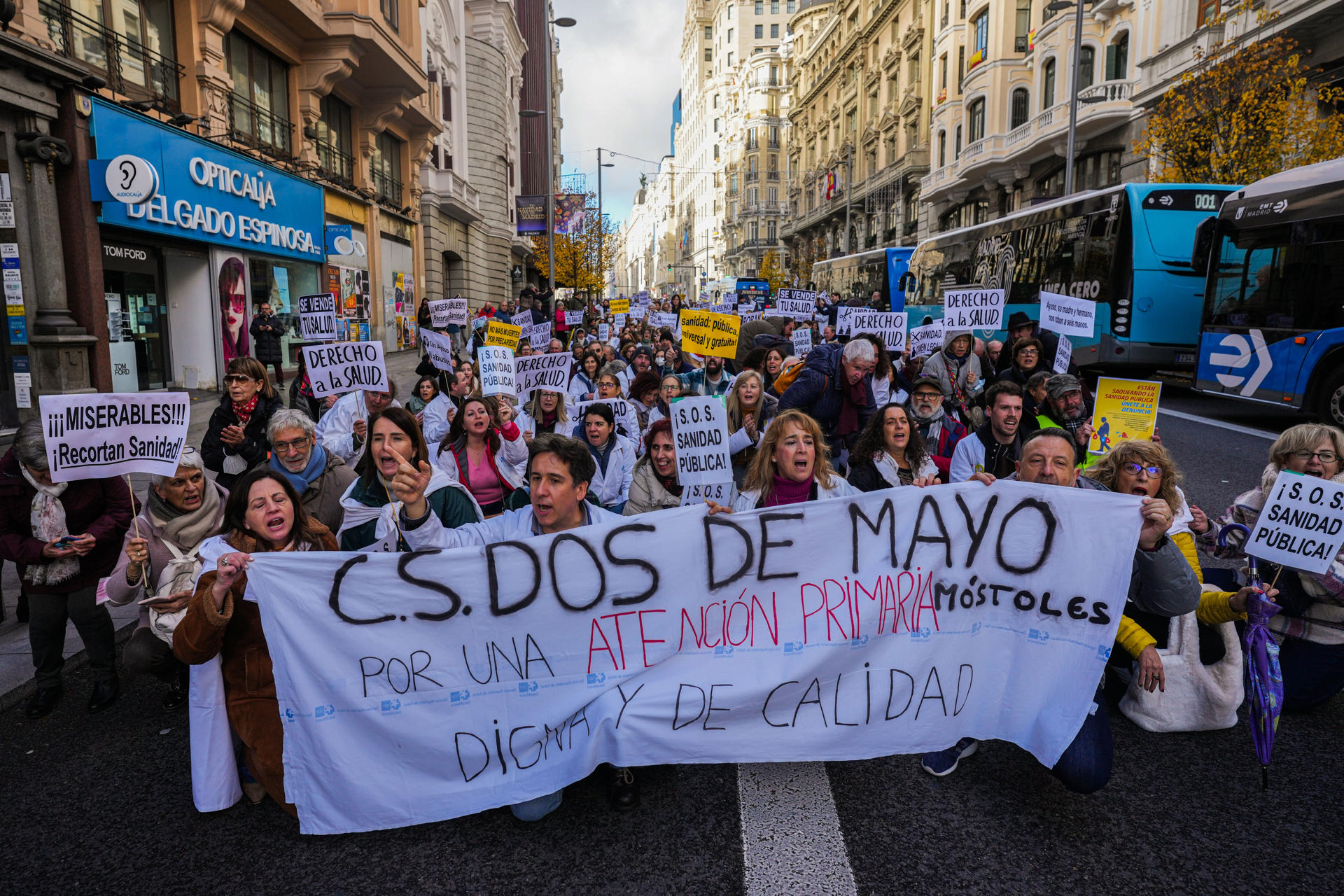 Foto de archivo (21/12/2022).- Manifestación convocada por el sindicato Amyts en Madrid, en apoyo de la huelga de médicos y pediatras de Atención Primaria. EFE/ Borja Sánchez Trillo