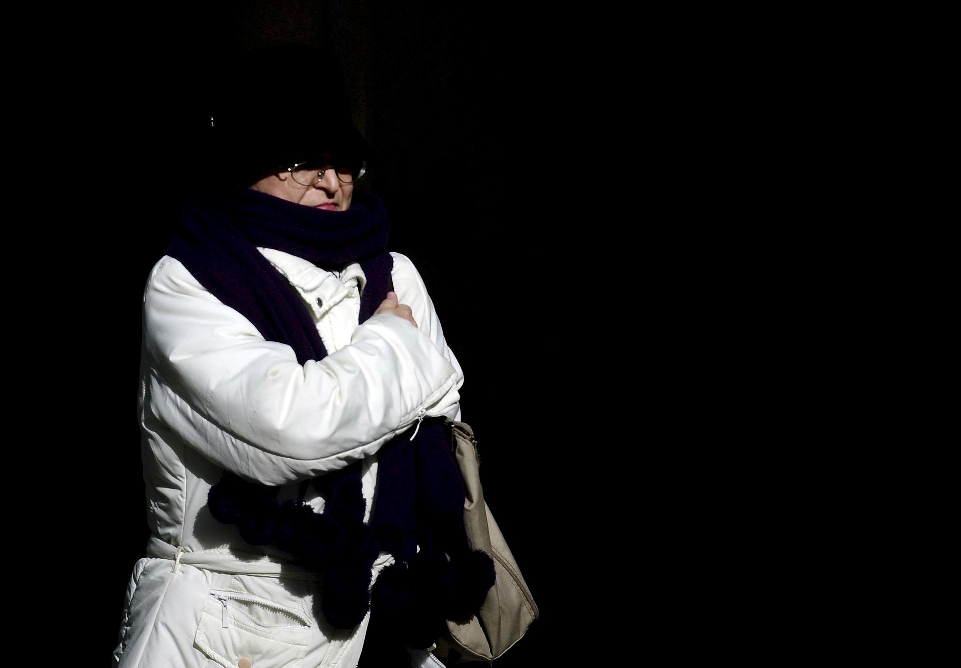 Una mujer se protege con una bufanda contra el frío en el centro de València. EFE/Kai Försterling/Archivo