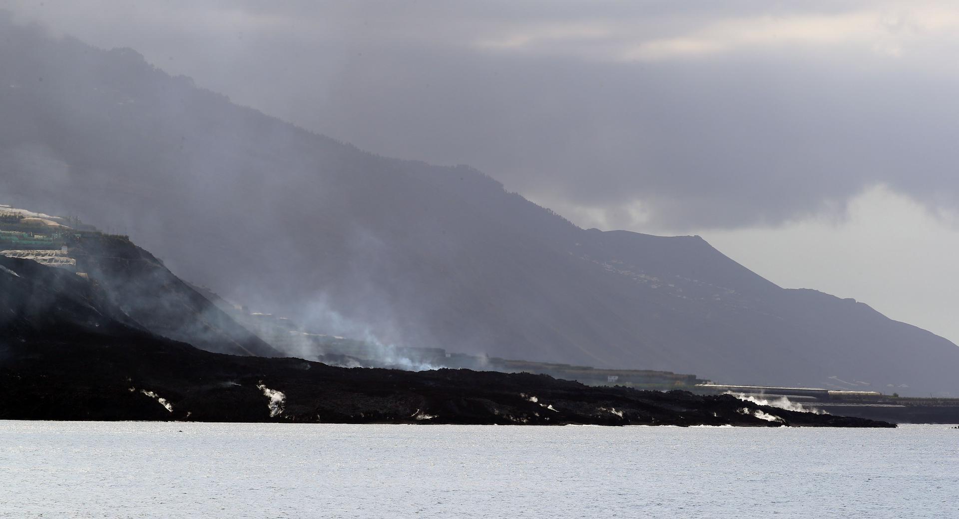 Imagen de archivo del delta de lava en la costa de Tazacorte en la isla de La Palma este lunes. EFE/ Elvira Urquijo A.
