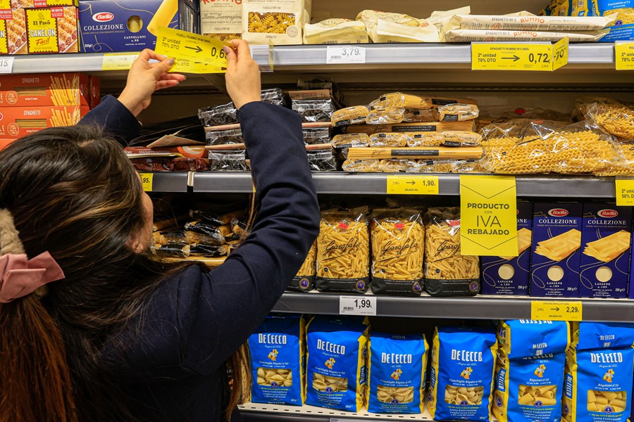 Una empleada de un supermercado de Madrid. Hoy se aprueba la subida del salario mínimo