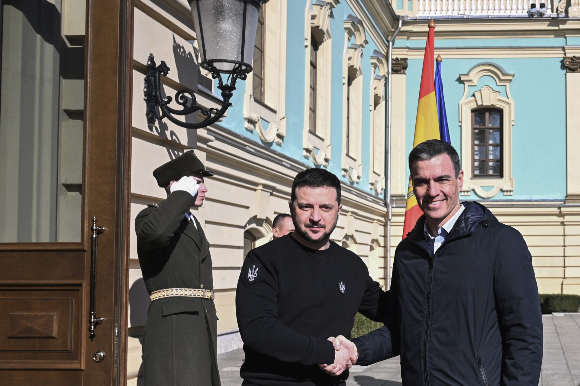 El presidente del Gobierno, Pedro Sánchez (d) con el presidente de Ucrania, Volodímir Zelenski (i), en Kiev, Ucrania.