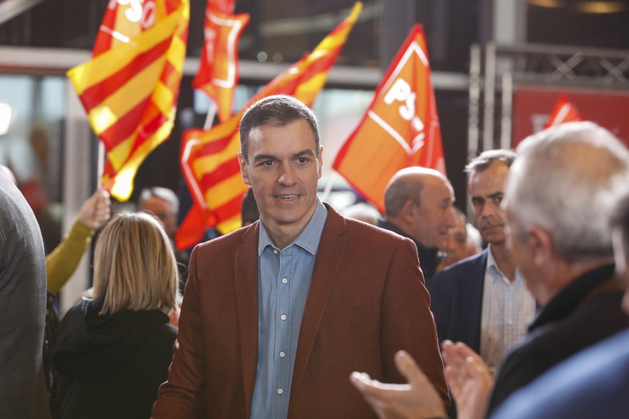 El secretario general del PSOE, Pedro Sánchez, interviene este sábado en un acto público en Zaragoza, donde habló de becas