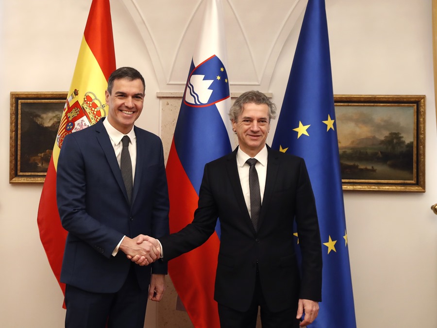 El primer Ministro esloveno, Robert Golob (d), saluda a su homólogo español, Pedro Sánchez, durante el encuentro de hoy. Sánchez habló del Gobierno de coalición