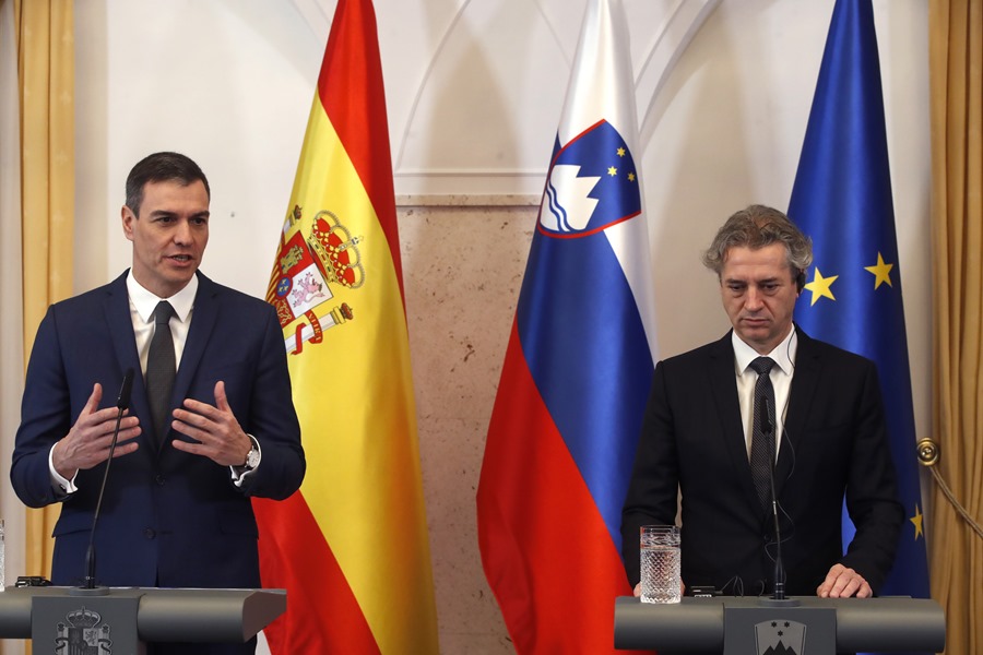 El primer ministro de Eslovenia, Robert Golob (d) y el presidente del Gobierno español, Pedro Sánchez, tras su encuentro de hoy. Sánchez habló del Gobierno de coalición