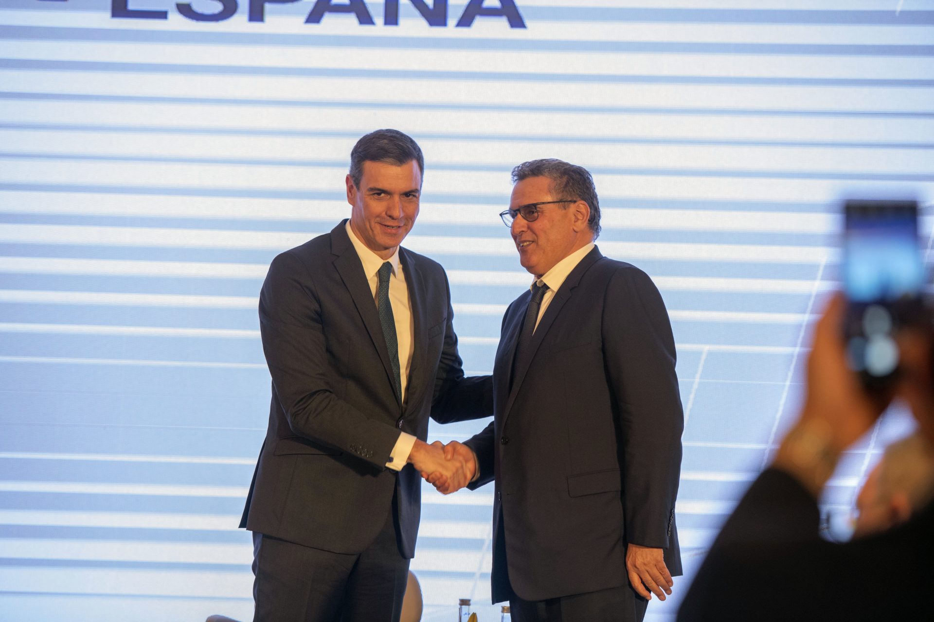 El presidente del gobierno de España (i), Pedro Sánchez, saluda a su homólogo marroquí, Aziz Ajanuch, durante la cumbre bilateral entre Marruecos y España.