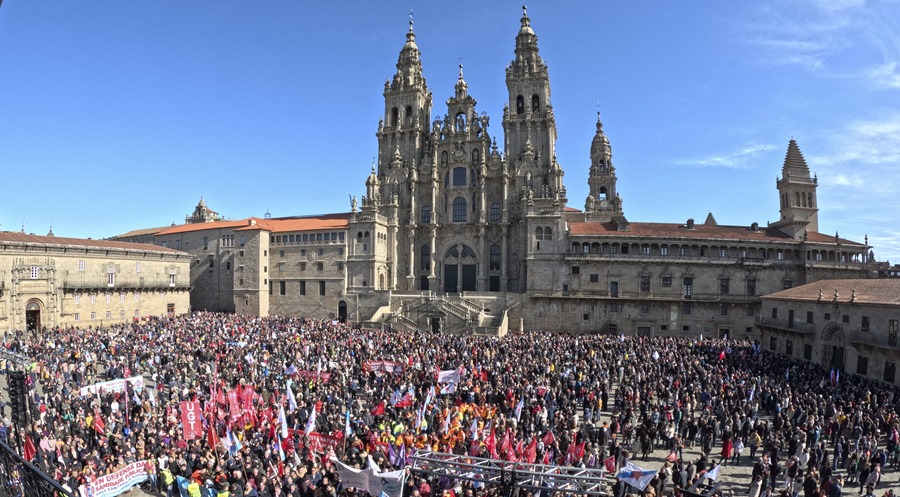 Miles de personas salen a la calle en Madrid, Santiago y Burgos en defensa de la sanidad pública