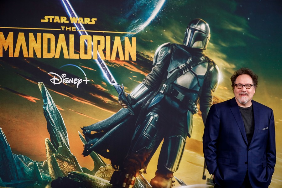 El director, productor, guionista y actor Jon Favreau, posa durante la presentación de la tercera temporada de 'Star Wars: The Mandalorian'. Una de las series de marzo