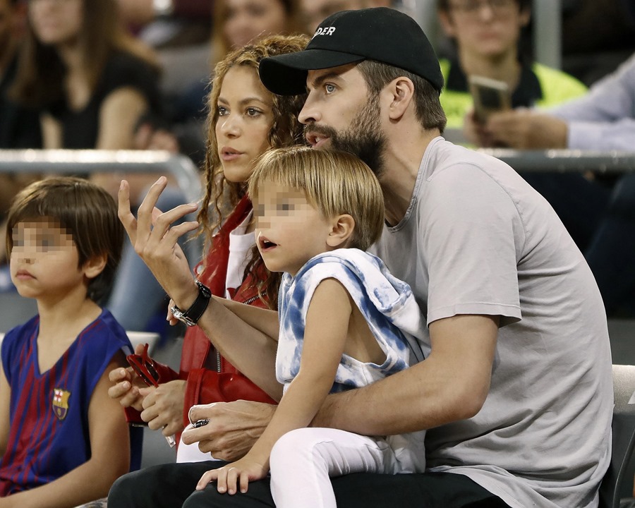 El exfutbolista Gerard Piqué junto a la cantante colombiana Shakira y sus dos hijos, en una imagen de archivo. Shakira concedió la primera entrevista tras su ruptura