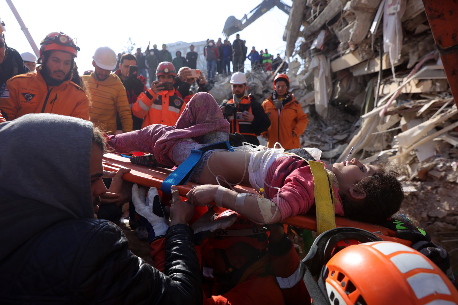 Rescate de una niña de siete años con vida tras el terremoto