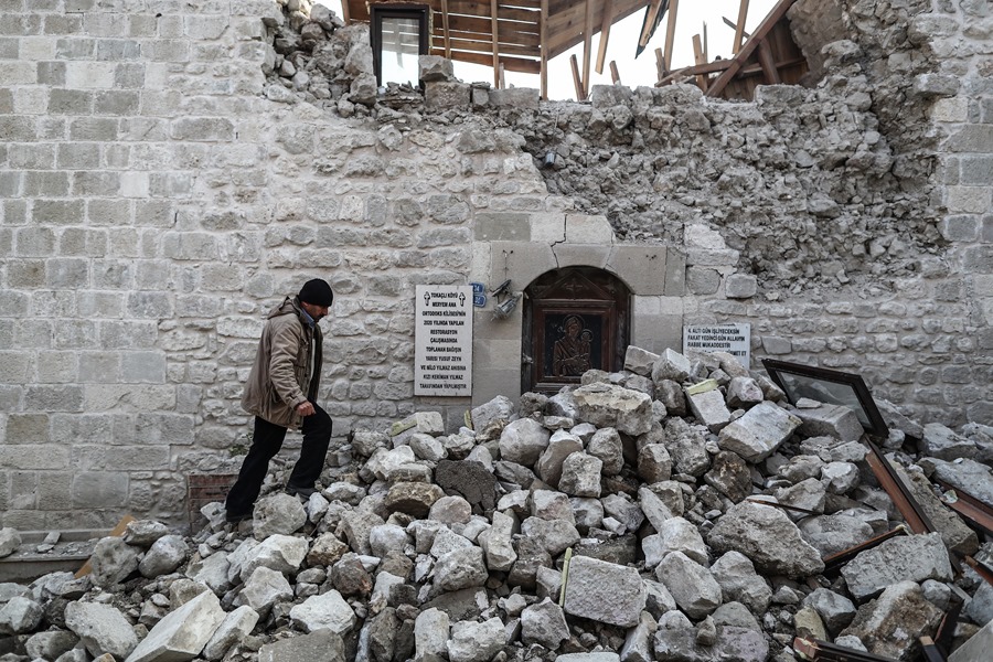 Los muertos en Turquía y Siria por el terremoto superan ya los 33.000