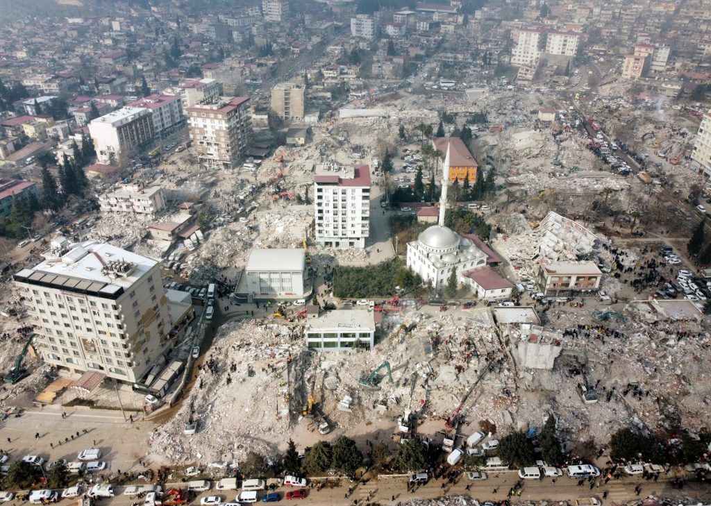 Con 18.342 muertos en Turquía, el terremoto ya supera el de Estambul en 1999 y se sigue rescatando a gente con vida