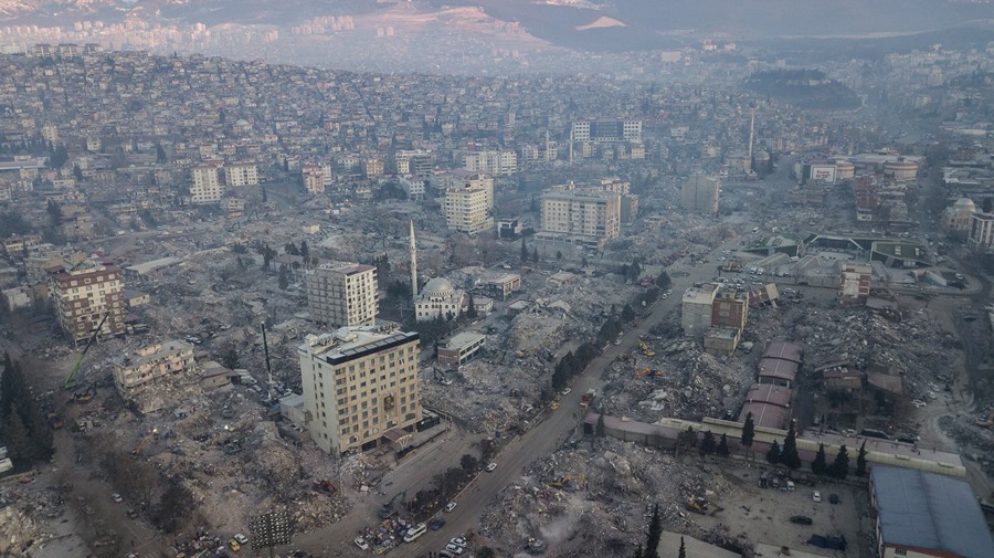 Fotografía tomada con un dron muestra una vista general de una zona con muchos edificios derrumbados tras un fuerte terremoto en Kahramanmaras, Turquía.