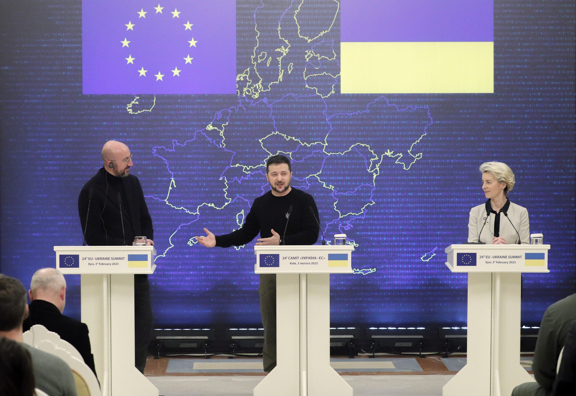 El presidente de Ucrania, Volodímir Zelenski (c), la presidenta de la Comisión Europea, Ursula von der Leyen (d), y el presidente del Consejo Europeo, Charles Michel (i), tras la cumbre entre Ucrania y la UE.