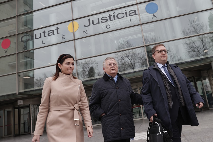 El expresidente del Valencia y exdirectivo de la federación Española de fútbol CF Pedro Cortés (c) a su salida de la Ciudad de la Justicia por el juicio de un presunto abuso a un menor de edad.