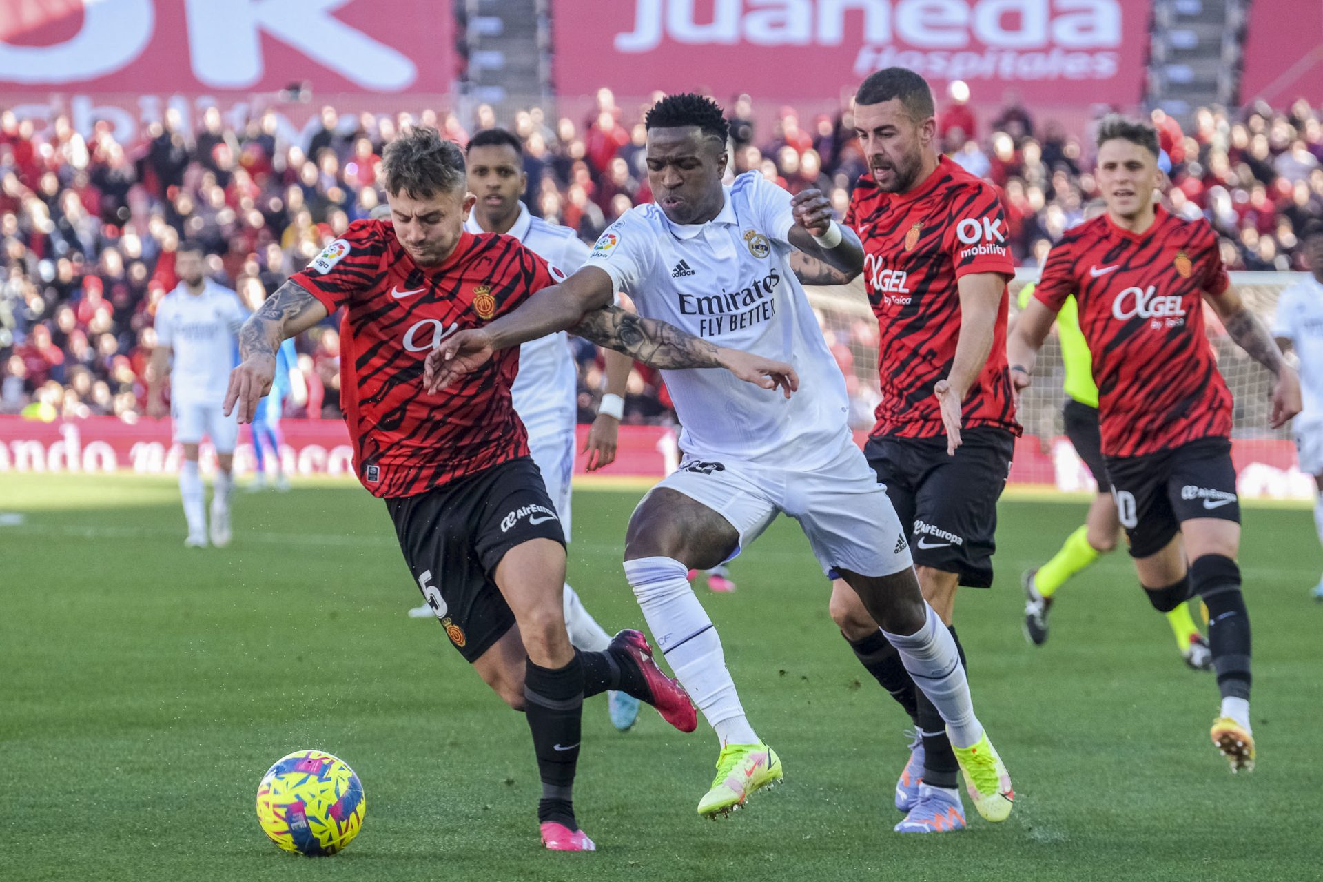 El jugador del Real Madrid Vinicius Jr en acción contra el jugador del Mallorca Pablo Maffeo en el estadio Son Moix, donde el jugador brasileño sufrió insultos racistas.