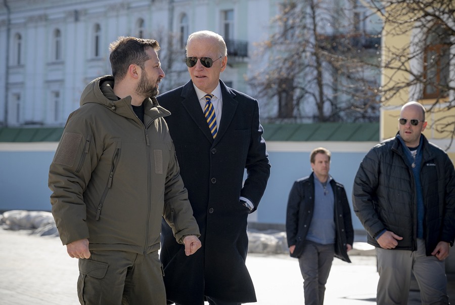 Imagen cedida por el Gobierno de Ucrania del presidente de Estados Unidos, Joe Biden, y su homólogo ucraniano, Volodimir Zelenski, durante la visita de Biden a Kiev en febrero pasado. 