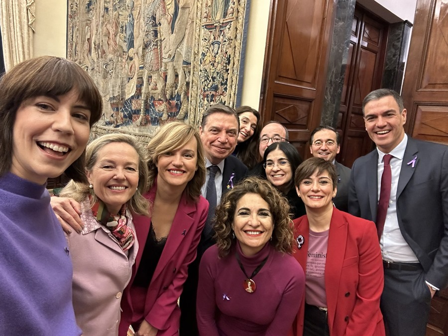 El presidente del Gobierno, Pedro Sánchez (d), posa unto a varios de sus ministros y ministras para un "selfie" con motivo del 8M.