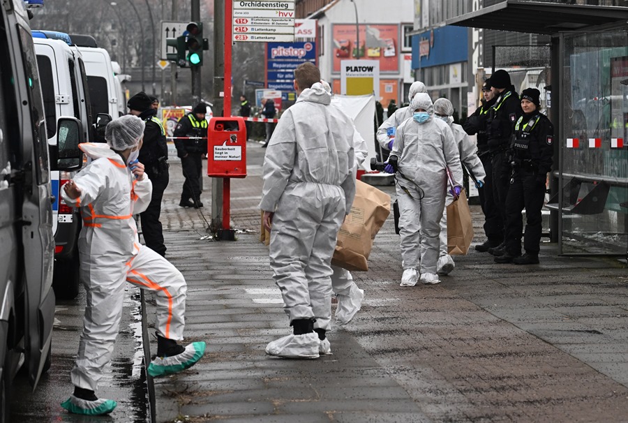 Agentes de la policía forense trabajan en la escena del tiroteo regstrado anoche en Hamburgo, Alemania.