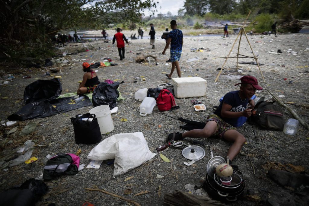 Personas migrantes esperan en la selva para ser trasladados en canoa desde la Quebrada León hasta la comunidad de Bajo Chiquito, el 10 de marzo de 2023, en el Darién (Panamá). EFE/ Bienvenido Velasco