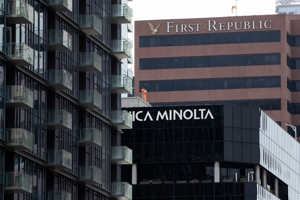 Vista del edificio del First Republic Bank, que atraviesa una crisis, el 17 de marzo de 2023, en Los Ángeles, California (EE.UU.). EFE/Etienne Laurent