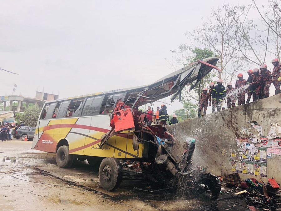 Servicios de emergencias en el lugar del accidente de autobús en Bangladesh. 