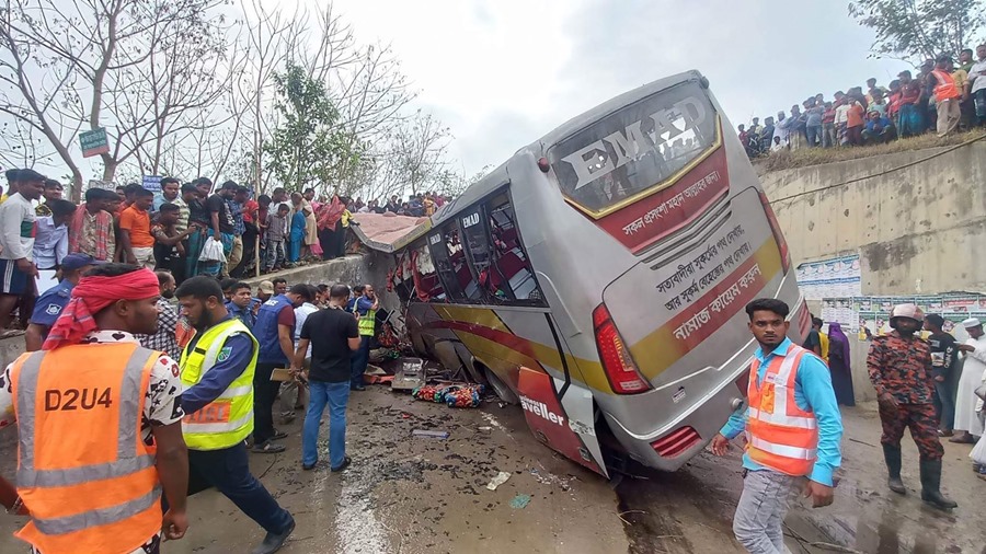 Servicios de emergencias en el el lugar en el que se produjo el accidente de autobús Bangladesh.