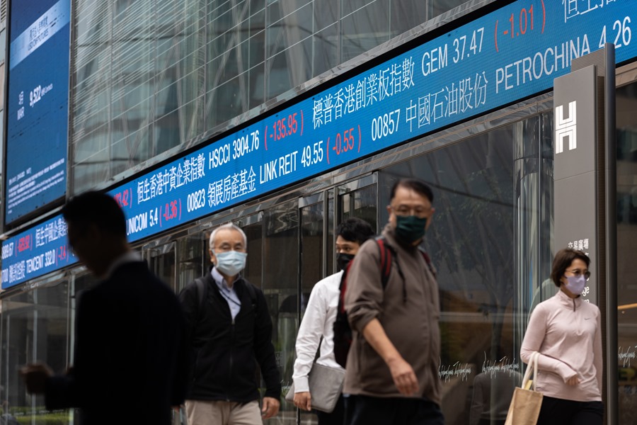 Panel de la Bolsa de Hong Kong, afectado por la crisis de Credit Suisse. 