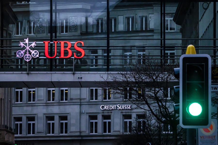 Logos de las entidades Credit Suisse y UBS, en Suiza. Hoy pérdidas en las bolsas