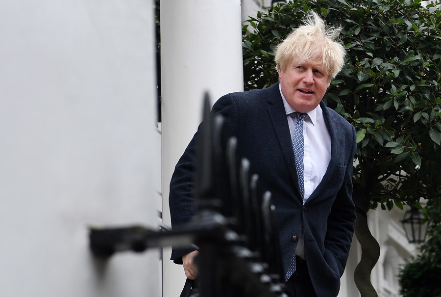 El exprimer ministro británico, Boris Johnson, a la salida de su residencia en Londres este martes, 21 de marzo.