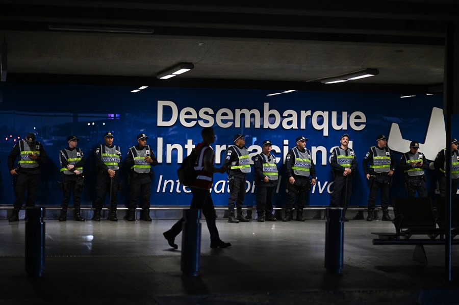 Policías prestan guardia en la zona de llegadas internacionales en el aeropuerto de Brasilia (Brasil).