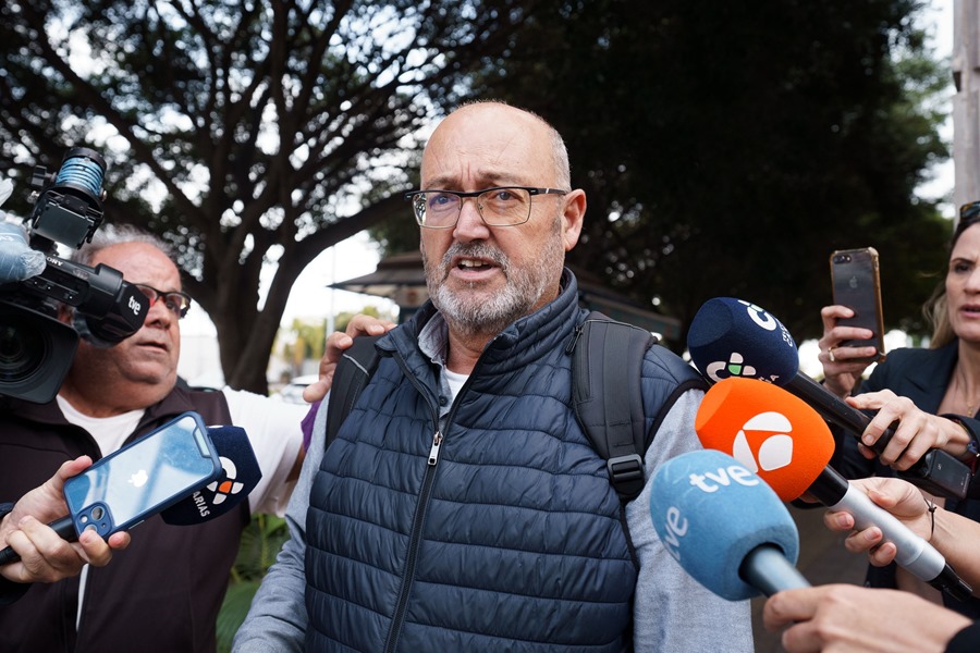 El exdiputado nacional del PSOE Juan Bernardo Fuentes (i) junto a su abogado Raúl Miranda, en una imagen de archivo del "caso Mediador". 