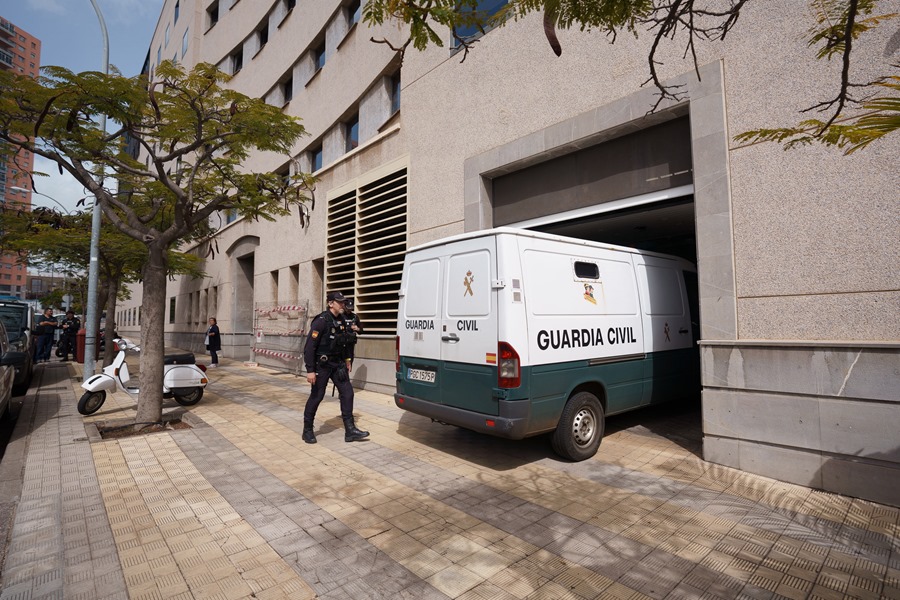 Un vehículo de la Guardia Civil entra en el garaje de la Audiencia Provincial de Santa Cruz de Tenerife, en una imagen de la investigación del "caso Mediador". 