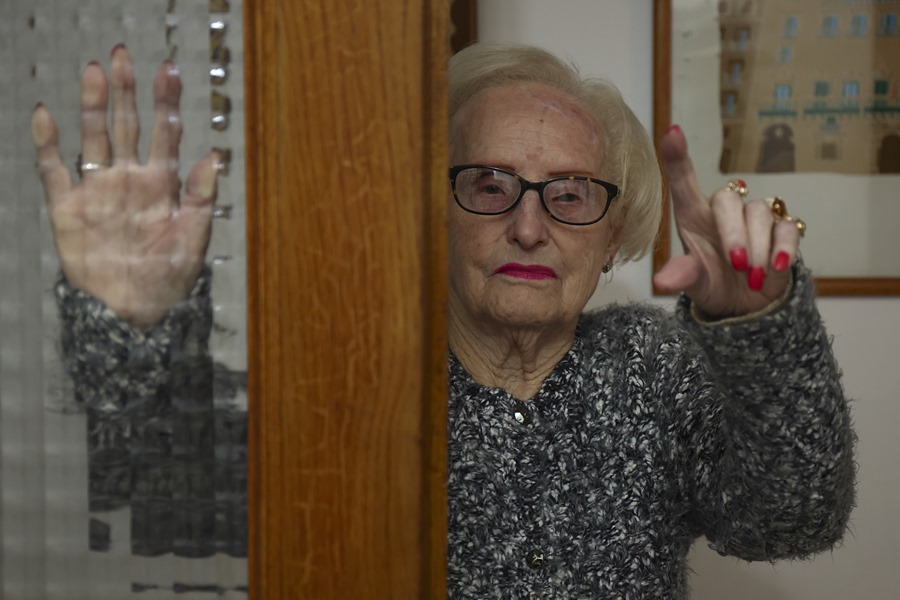 La centenaria Esperanza Cortiñas, posa en su casa durante la entrevista con EFE.  