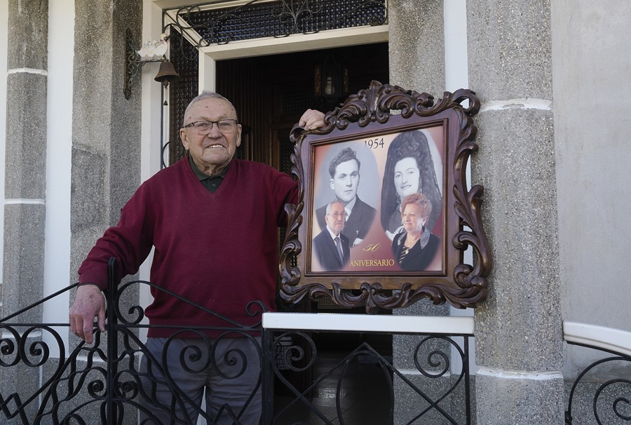  José María Marful, uno de los centenarios entrevistado, sostiene un recuerdo en su casa natal en Lourenzá. 
